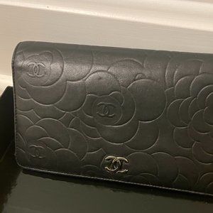 CHANEL LAMBSKIN CAMELLIA WALLET W/BOX, 7.25 IN.